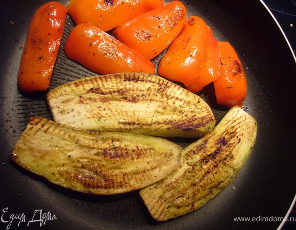Баклажаны просушить бумажным полотенцем, чуть сбрызнуть оливковым маслом и обжарить на раскалённой сухой сковороде по 5 мин с каждой стороны. То же повторить и с перцем.