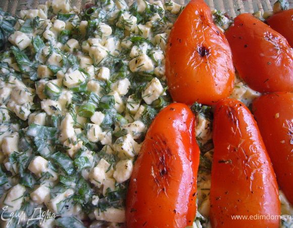 Глубокую форму смазать слегка маслом, выложить слой баклажанов, затем слой мяса с луком, на него адыгейский сыр с зеленью, затем сладкие перцы.