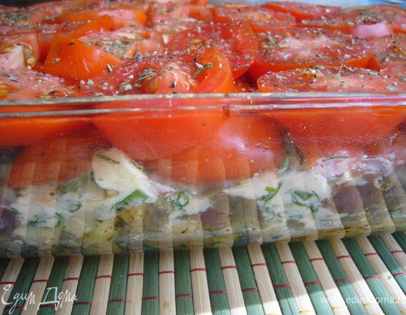 Помидоры порезать толстыми кружками, выложить поверх перца, посолить и присыпать базиликом.