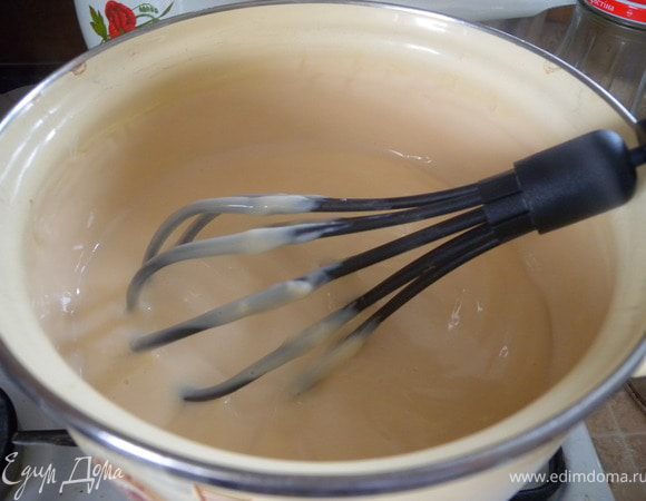 Готовим крем. Я очень люблю "пряжене" (топреное) молоко. Если вы нет, то возьмите обычное. Вскипятить 900 мл молока. В 100 мл развести крахмал и сахар (по вкусу). Снять с огня молоко и тонкой струйкой влить молоко с крахмалом, при этом энергично помешивая. Прокипятить постоянно помешивая 2 минуты. 