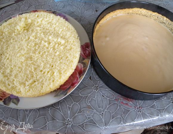 Выложить на корж половину ягод. Заливать крем (половину) на корж в горячем виде, так как крем быстро схватывается. 