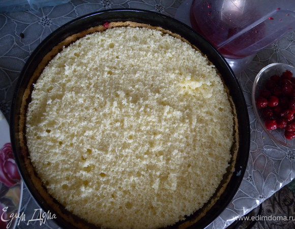 Накрываем вторым коржом. 