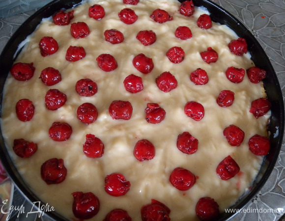 Выливаем оставшийся крем. Посыпаем второй половиной вишен. Даем остыть крему до комнатной температуры. Затем отправляем в холодильник для охлаждения. 