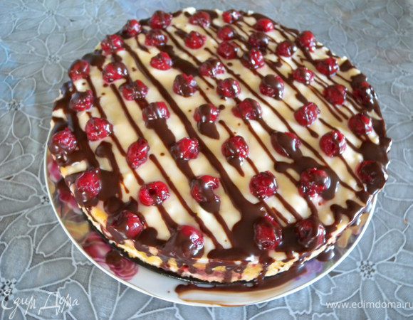 Растопить горький шоколад (+немного масла сливочного). Полить произвольно. 