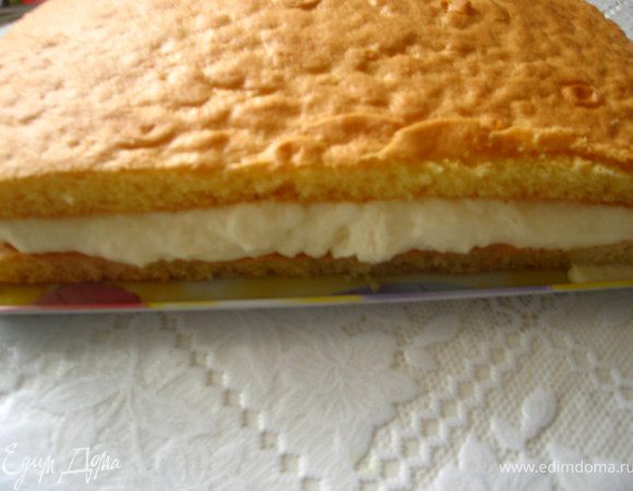 Сверху кладем второй корж и отправляем в холодильник на несколько часов, а лучше на ночь. Затем разрезаем на квадратики или ромбики.