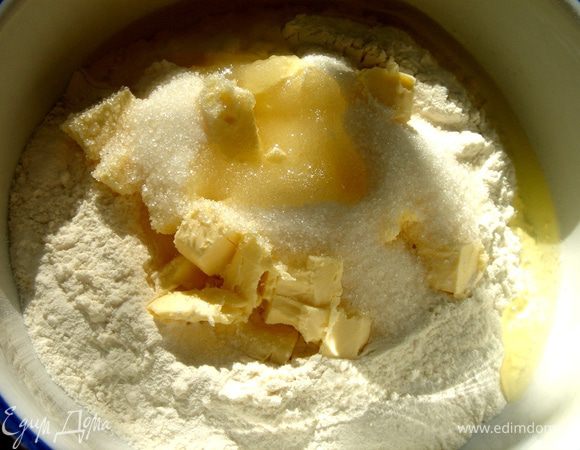 Растереть масло с мукой и разрыхлителем,добавить остальные ингредиенты и замесить тесто.Убрать его в холодильник на 1 час.