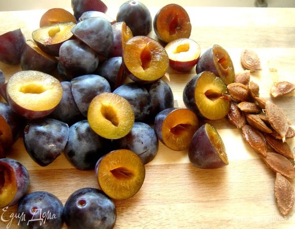 Сливы разрезать пополам(маленькие можно разрезать поперёк)и удалить косточки.