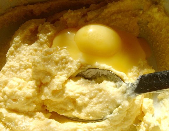 Творог протереть через сито или измельчить в блендере.Добавить сахар,пудинг и яйцо.