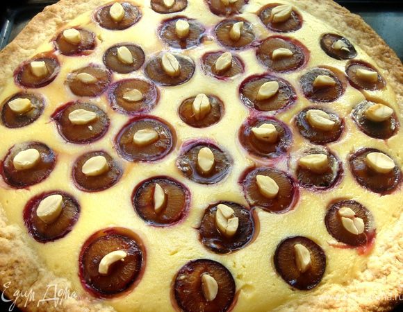 Тесто равномерно распределить по форме(d=26 см).Сверху выложить начинку,затем сливы.В каждую сливу можно вставить орешек или кусочек коричневого сахара.Выпекать при t 200*С.до готовности(ок.40 минут).Приятного аппетита!