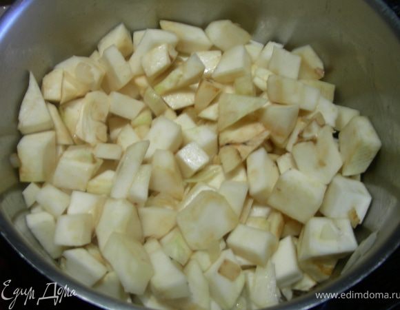 В рецепте предлагается просто отварить сельдерей (картофель) с луковицей в бульоне до готовности. Я сначала обжариваю лук на растительном масле пару минут, затем добавляю сельдерей, готовлю минут 5, чтобы он хорошо пропитался, потом заливаю бульоном и варю до готовностu.