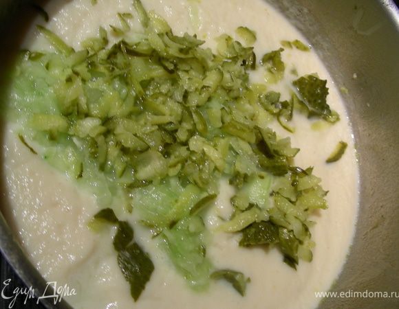 Возвращаем на плиту, добавляем молоко, огурец, луковицу, корнишоны и прогреваем хорошенько, на давая кипеть.