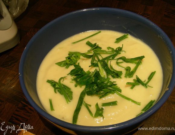 Разливаем по тарелкам, посыпаем свежей зеленью и подаем. Приятного аппетита!