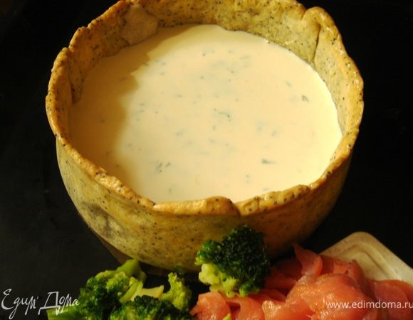 Тесто тонко раскатать(3-4 мм)и переложить в форму для запекания(d=22-24 см),накрыть пекарской бумагой и выпечь слепым способом(высыпать на тесто горох).Горох впоследствии пригоден к дальнейшему применению.  