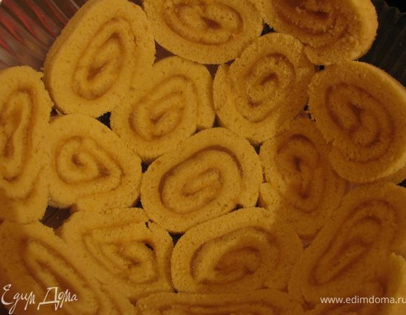 Завершение:
Рулет нарезать ломтиками толщиной в палец.Отложить в сторону 5ломтиков,а оставшимися выложить миску емкостью 1 1\2л.