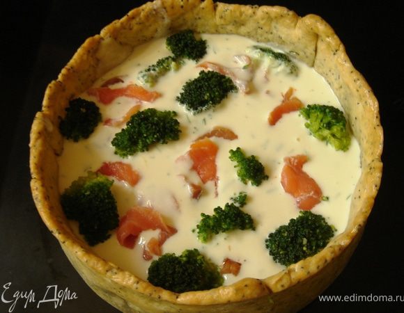 Готовим начинку.Для этого небольшие соцветия брокколи немного отварить в подсоленной воде.Взбить  рикотту,сметану и яйца.Добавить цедру и сок лимона,посолить и поперчить.Перелить начинку на пирог,сверху выложить брокколи и нарезанную на кусочки рыбу.Выпекать при t 180 *С.Приятного аппетита!