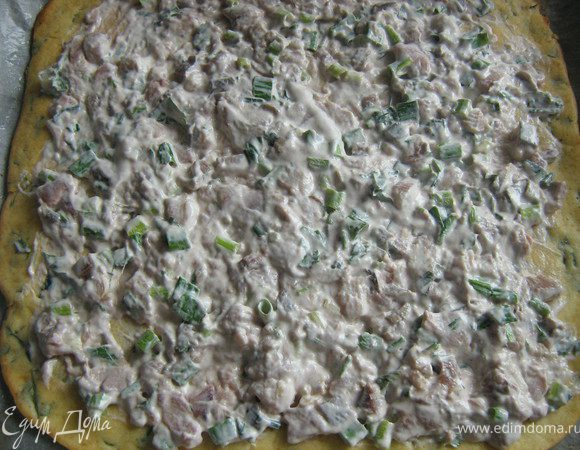 Разогреть духовку до 180 °С. Противень накрыть листом пергамента, смазанного маслом.
Зелёный лук и петрушку вымыть, обсушить и нашинковать. Отделить белки от желтков. В кастрюле растопить масло, добавить муку и готовить на слабом огне, взбивая до загустения. Продолжая мешать, влить молоко. Готовить до образования густого однородного соуса. Влить желтки.
Добавить половину зелени и 2/3 пармезана. Взбить венчиком. Белки взбить в густую пену и аккуратно ввести в тесто.
Поместить тесто на противень, разровнять и поставить в духовку на 15 мин. Вынуть из духовки,остудить.
Сельдь разделать на филе, удалить все косточки. Порубить сельдь ножом,смешать селедочную массу со сметаной и оставшейся зеленью.
Смазать тесто получившейся начинкой и осторожно свернуть в рулет.