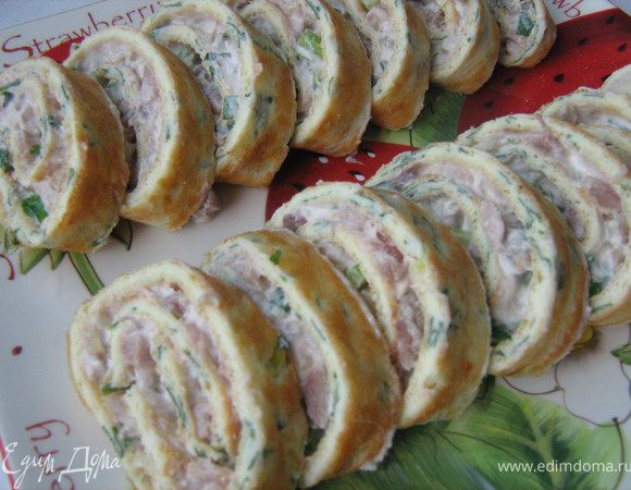 Завернуть рулет в пищевую пленку и поместить в холодильник на 1 час.Подавать,порезав на порционныемкуски. Приятного аппетита!