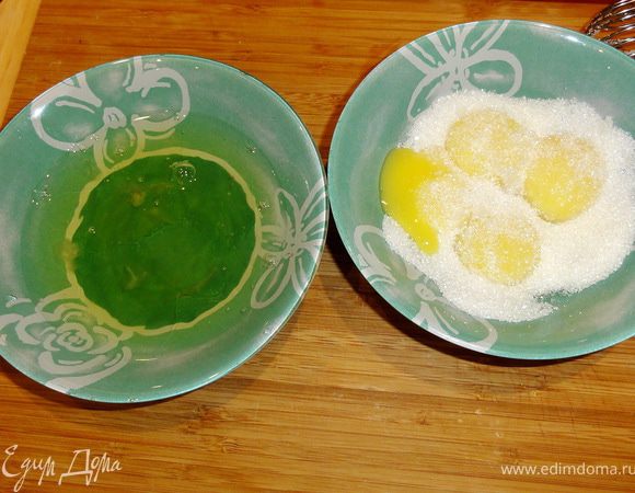 Желтки отделить от белков и растереть с сахаром.
