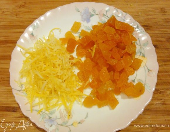 Снять цедру с лимона и нарезать курагу кусочками (если курага жесткая, то желательно ее предварительно распарить).