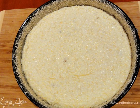 Форму смазать маслом и обсыпать сухарями.
Массу выложить в форму и поставить выпекать на умеренном огне (160-170 градусов) приблизительно час.
