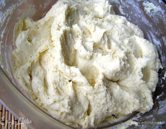 Размягчённое масло (маргарин) смешать со сметаной, просеять муку с разрыхлителем и соль, замесить однородное мягкое тесто. Оно будет немного липнуть к рукам. Убрать его в холодильник на 30-40 мин, накрыв пищевой плёнкой.