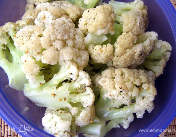 Приготовим овощное суфле.
Цветную капусту отварить в подсоленной воде с добавлением горчичного семени, паприки, перца горошком и лаврового листа в течение 5 минут. Слить воду остудить.