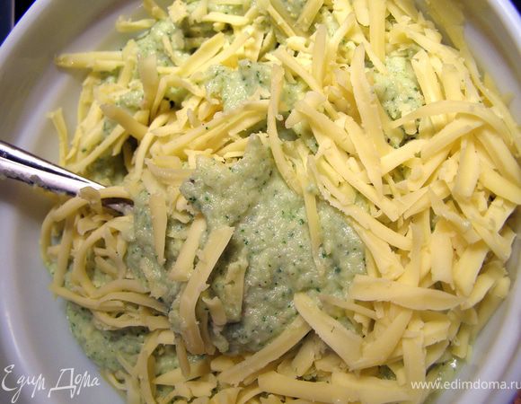 Переложить овощную массу в чашу, добавить сыр, тёртый на крупной тёрке, равномерно перемешать.