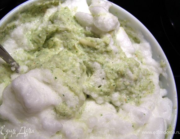 Белки взбить со щепоткой соли в стойкую пену. Добавить в овощную массу 2 ст.л. белков, чтобы она была не такой густой. Выложить остальные белки и аккуратно перемешать ложкой движениями снизу-вверх. Должна получиться пышная масса. Я обычно белки взбиваю, когда уже раскатано тесто и выложена начинка, чтобы сразу поставить пирог в духовку, не дожидаясь, когда суфле опадёт.