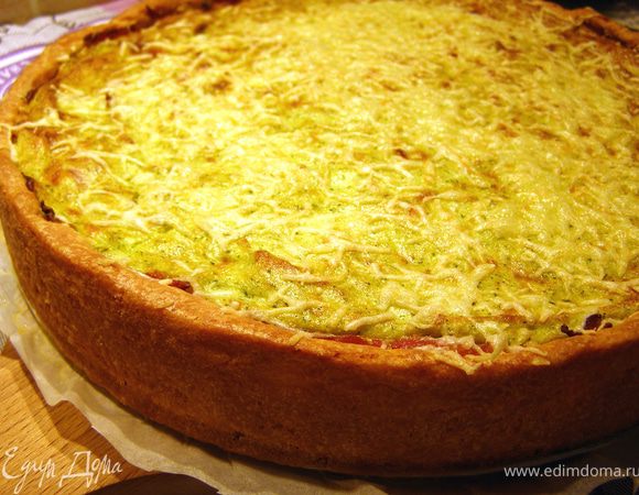 Поставить пирог в прогретую до 200 гр. духовку на 30 мин, затем снизить температуру до 180 гр. и держать пирог ещё 20 мин. За 5 мин до готовности вынуть пирог, посыпать тёртым пармезаном и включить аэрогриль (либо повысить температуру до 200 гр.).