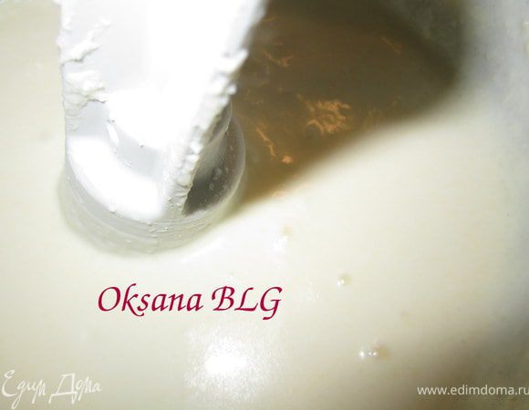 Творог, сметану, яйца, сахар взбить в блендере. Добавить крахмал и еще раз взбить.