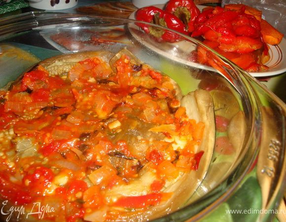 когда соус готов - смазываем жаропрочную форму растительным маслом, баклажан режем полосками толщиной ~7мм, покрываем им дно формы(на это количество продуктов хватит круглой формы объемом 1л). на него наносим щедрый слой ароматного соуса. 