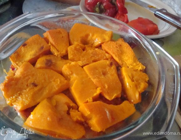 тыкву разрежем на более тонкие дольки, но не мельтешим(3х4х0.7). и тут без исключения - смазываем соусом. 