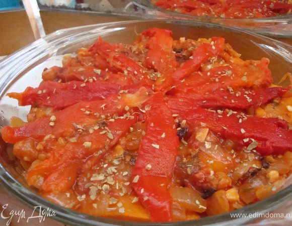 теперь декорируем нашу запеканку - один перчик, который мы оставляли, порезать на тонкие полосочки и разложить в виде лучиков Солнца. присыпать орегано. в разогретой духовке запекать 20минут под крышкой и 10мин- без.

Солнечного вам настроения, даже когда за окном непогода!