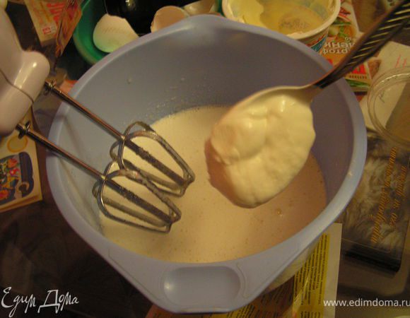 Яйца взбить с сахаром, добавить сметану