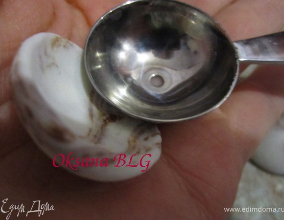 С помощью ложки сделать шарики в форме ракушки.