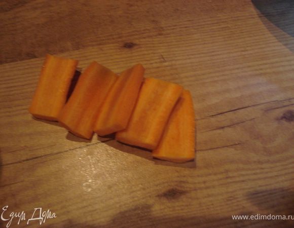 Кроме перечисленных ингредиентов для этой закуски хорош сельдерей, помидоры - черри, отварная спаржа..., но так как этого у меня нет, я обошлась имеющимися у меня овощами. Начинаем процесс с изготовления рыбок из моркови, свеклы и редиса. Вырезаем все фигурки из сырых овощей, а когда фигурки будут готовы, их нужно отварить (свекла, морковь).
Нарезаем овощи пластинками.