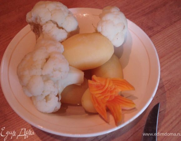 Когда рыбки будут готовы, отвариваем картофель, цветную капусту и рыбок из свеклы, и часть рыбок из моркови. Большую часть рыбок из моркови оставляем в сыром виде, так как сырая морковь - очень хорошая закуска.