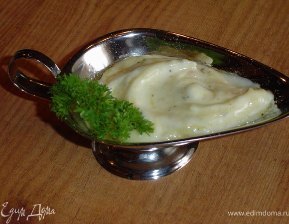 Когда овощная часть закуски готова, приступаем к соусу. Для этого майонез соединяем со сметаной, соевым соусом и тщательно перемешиваем.
К этой смеси добавляем  травы -  базилик, орегано, тимьян ( у меня сушеные), чеснок, лук, паприку, перец чили, все перемешиваем и получаем превосходный соус для овощей.