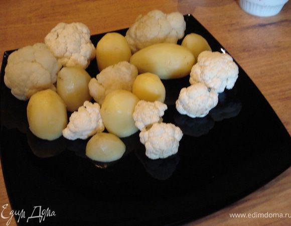 Все готово, осталось все овощи собрать так, чтобы получить морское дно с неповторимой флорой и фауной.
Начинаем с установки "камней и кораллов", это будут отварные картофель и цветная капуста.