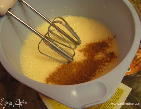 Масло растопить, добавить во взбитые яйца, перемешать.
Добавить в тесто гашеную соду, ванильный сахар и корицу, перемешать 