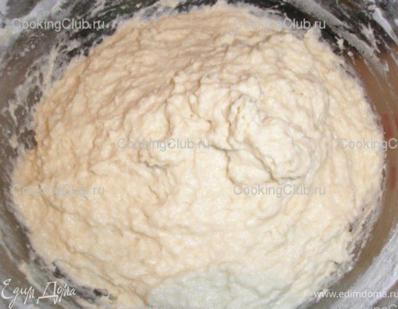 В блендере смешать до однородной массы; 
-творог,
-сметану, 
-гашенную соду, 
- яйца, 
- соль,
-муку ( тесто должно быть мягкое, но не жидкое)
