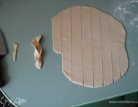 Вытащить тесто из холодильника. Еще несколько мин помесить. После - раскатать кавдрат, 0.2-0.3 мм, и вырезать прямоугольники ( как показано на картинке).
Ножом посерединке прорезать небольшое отверстие, и, один край крепли завести до конца. Так сделать со всеми креплями.