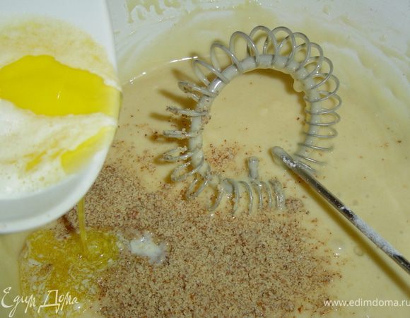 Взбиваем яйца, постепенно добавляя сахар, затем добавляем молоко. Продолжаем взбивать, добавляя муку и разрыхлитель теста, В конце вливаем растопленное масло и добавляем измельченные орехи. Выпекаем четыре коржа, два большего диаметра, а два меньшего при температуре 180 гр. до золотистого цвета. Пока пекутся коржи, готовим карамелизированные яблоки и сливы. Яблоки очищаем и нарезаем небольшими кусочками.  На разогретую сковороду выкладываем яблоки, масло, сахар, ванилин и, постоянно перемешивая, готовим яблоки в течении 15 мин.Таким же образом готовим сливы (для того, чтобы легче снять кожицу, бланшируем в кипящей воде 1 -2 минуты).Готовим крем (взбиваем масло с вареной сгущенкой) и смазываем корж большего диаметра.На крем выкладываем карамелизированные яблоки.Взбиваем сливки до устойчивых пиков и наносим их на яблоки.Накрываем вторым коржом большого диаметра и смазываем этот корж сверху кремом. В такой же последовательности выкладываем начинку(вместо яблок, карамелизированные сливы) на коржи меньшего диаметра.Собираем тортик и отправляем в холодильник на 2-3 часа.Через три часа достаем торт из холодильника и посыпаем его измельченными орехами и кокосовой стружкой.Теперь украшаем его, заранее изготовленными, изделиями из мастики и айсинга.
   Приятного аппетита!!!