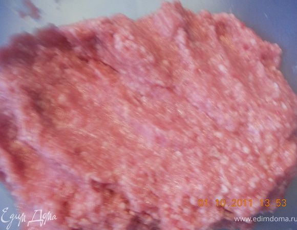 Сварить 3 яйца в крутую, 
порубить зелень, 
натереть на мелкой тёрке сыр. 
В фарш разбиваем 2 яйца, солим и перемешиваем