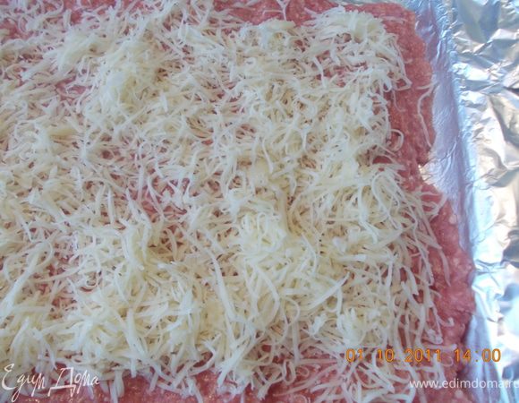 сверху посыпаем сыром