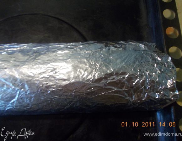 при помощи фольги поднимаем края и формируем рулет