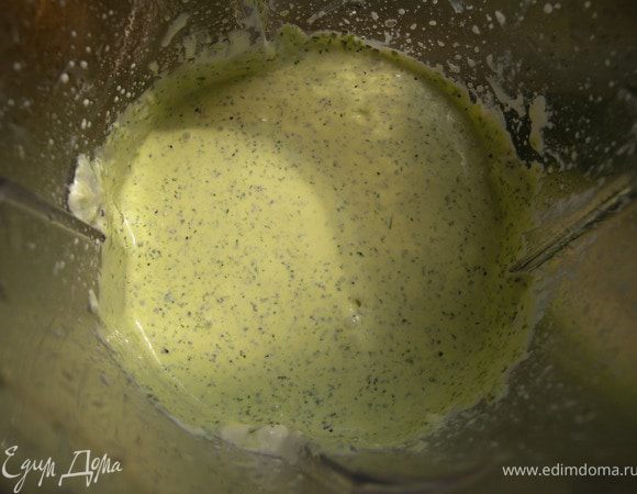 Зелень промыть, просушить. Измельчить в блендере с йогуртом. 