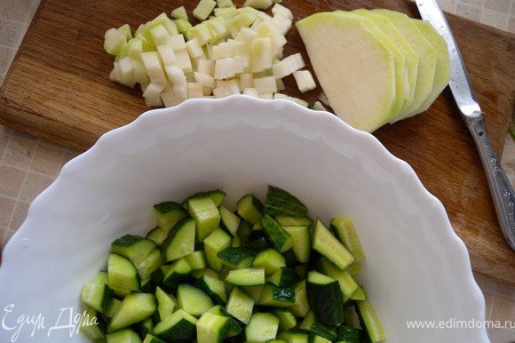 Салат. Порезать кубиками капусту (1Х1см) и огурцы.