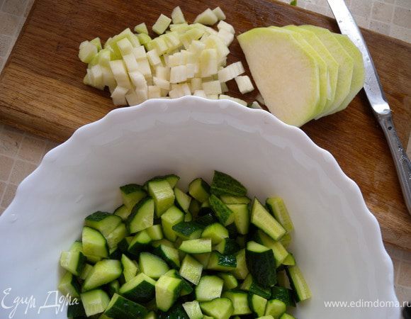 Салат. Порезать кубиками капусту (1Х1см) и огурцы.  