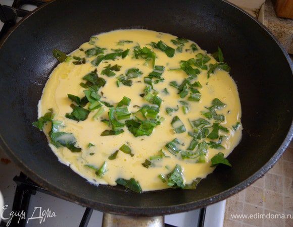 Омлет. Взбить венчиком 2 яйца. смешать с порезанным шпинатом. 